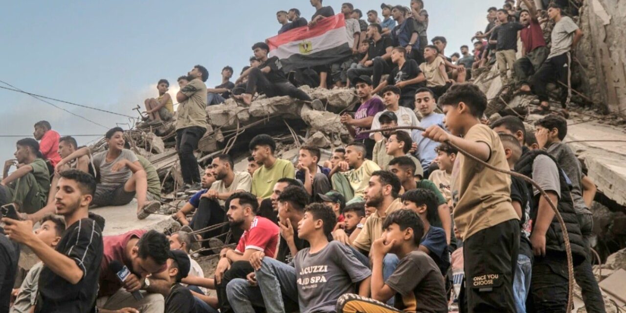أهالي غزة وهم يشاهدون مباريات مصر في كأس العال 202